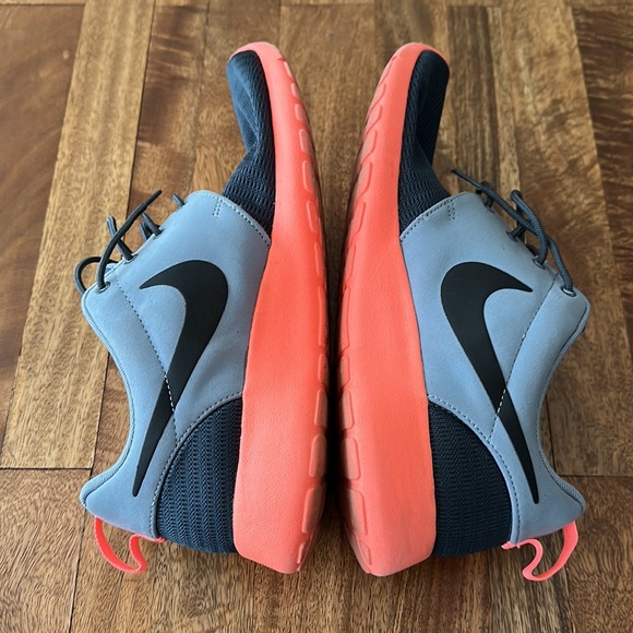 Nike Roshe Shoes - Picture 3 of 5
